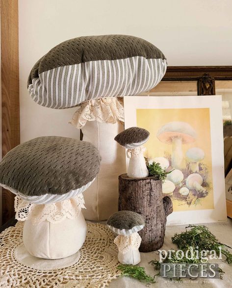 Diy Mushroom Furniture, Diy Fabric Mushrooms Free Pattern, Fabric Mushroom Tutorial, Fabric Mushrooms Pattern, Mushroom Sewing Projects, Mushroom Pillow Diy, Fabric Mushrooms Diy, Mushroom Pattern Sewing, Diy Fabric Mushroom