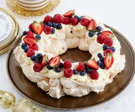 We share the best way to make a pavlova wreath! Topped with fresh berries, this festive treat is perfect for an Australian summer Christmas. Wreath Pavlova, Australian Pavlova, Australian Pavlova Recipe, Pavlova Wreath, Christmas Pavlova, Make A Christmas Wreath, Pavlova Recipe, Paul Hollywood, British Baking