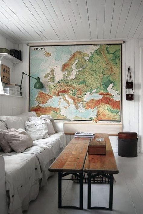 17 Inspiring Interiors with Vintage Maps Decorating With Maps, Inexpensive Apartment Decorating, Deco Retro, Map Decor, Home Goods Decor, Decoration Inspiration, Style At Home, Vintage Maps, Interior Inspo