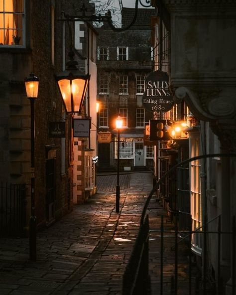 England Aesthetic, Bath England, Street Lights, Common Ground, Old London, Cozy Place, Coffee And Books, Autumn Cozy, City Aesthetic