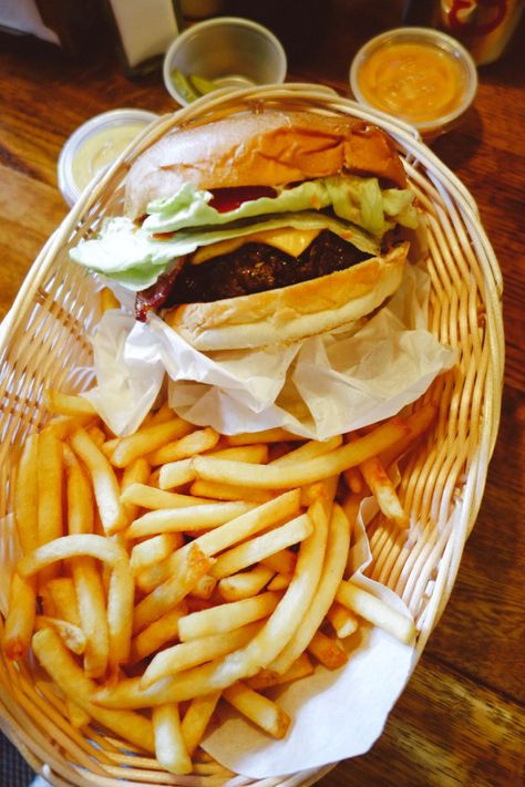 Tommi's Burger Joint, Chelsea - The Londoner Burger With Fries, Burger And Chips, Table Spread, Bistro Food, Sleepover Food, Junk Food Snacks, Burger And Fries, Dinner Meals, Food Goals