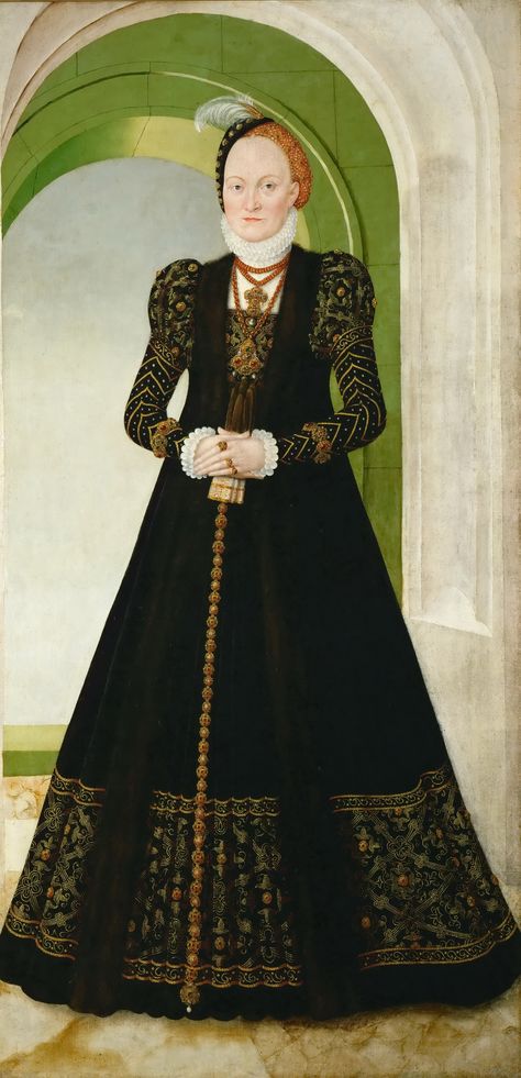 Anna von Dänemark (1532–1585) Electress of Saxony by Lucas Cranach the younger.  Married 1548 Augustus I of Saxony.   Same subject portrait by Hans Krell, 1551.   Both with rolled collars.   Krell's work with brandenburg, saxony,  may be associated with Virgil Solis print of rulers of the same.   Daughter of the queen of Denmark,  and niece of Gustav Vasa's first wife.   May be associated with Virgil Solis print of rulers of Poland, Denmark and Sweden. 1500s Clothing, Fair Clothes, Anne Of Denmark, 16th Century Clothing, Fashion History Timeline, Tudor England, 16th Century Fashion, German Clothing, Lucas Cranach