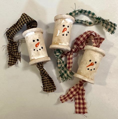 Wooden Spool Snowmen Ornaments, Spool Art Wooden, Old Wooden Thread Spools Ideas, Remnant Fabric Projects Ideas, Snowman Spindles Diy, Wooden Spool Christmas Crafts, Spool Crafts Wooden, Wooden Thread Spools Crafts, Prim Christmas Decor