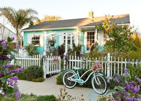 Follow The Yellow Brick Home - Easy Breezy Coastal Cottage Style – Follow The Yellow Brick Home Coastal Cottages, Cute Cottages, Coastal Cottage Style, Blue Cottage, Casa Vintage, White Picket Fence, Dream Cottage, Beach Cottage Style, Beach Bungalows