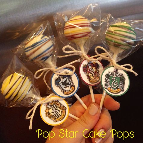 Harry Potter cake pops Harry Potter Themed Cake Pops, Harry Potter Birthday Desserts, Harry Potter Cake Pops Ideas, Harry Potter Cakepops, Harry Potter Cake Pops, Harry Potter Motto Party, Baby Harry Potter, Harry Potter Treats, Harry Potter Desserts