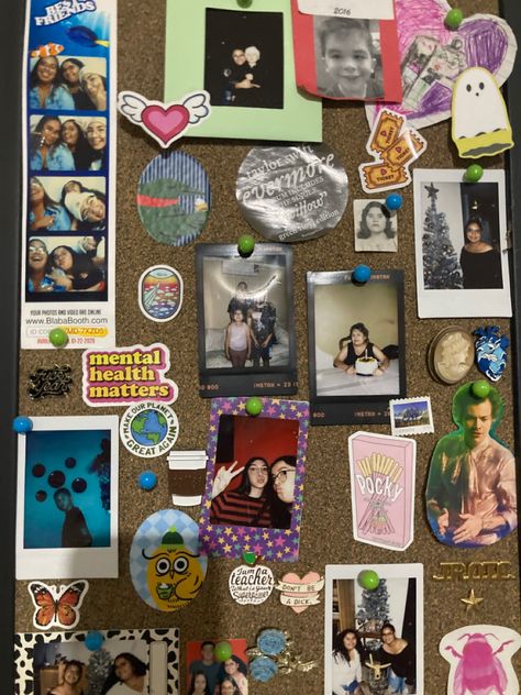 Instax Camera Decoration Ideas, Polaroid Pin Board, Noteboard Ideas, Polaroid Board Ideas, Diy Polaroid Pictures, Polaroid Room Decor, Polaroid Board, Polaroid Room, Polaroid Decor