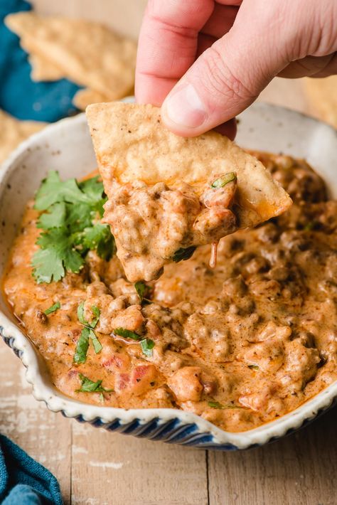 ground beef queso dip chip Ground Beef Queso Dip, Ground Beef Queso, Beef Queso Dip, Knorr Spinach Dip, Chip Dip Recipes, White Queso Dip, White Queso, Beef Dip, Queso Dip Recipes