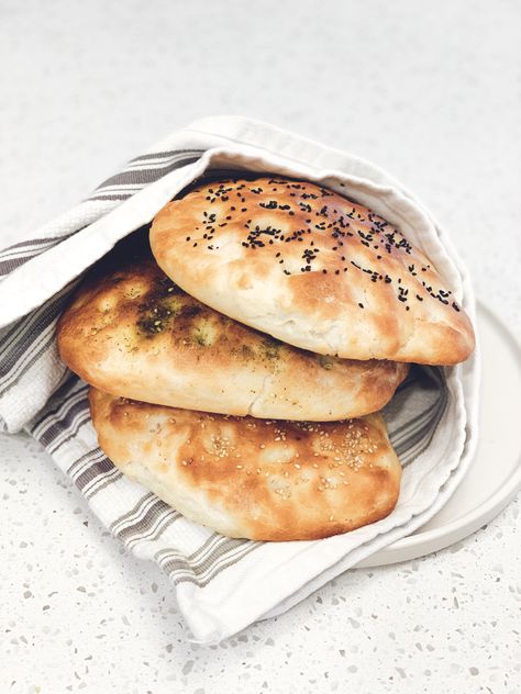 Lebanese talami bread could be described as a Middle Eastern foccacia. It's perfect paired with soup, or dipped in olive oil and za'atar. Talami Bread, Bread Breakfast Ideas, Lebanese Bread, Middle Eastern Bread, Vegan Garlic Bread, Arabic Bread, Bread Breakfast, Za Atar, Vegan Bread