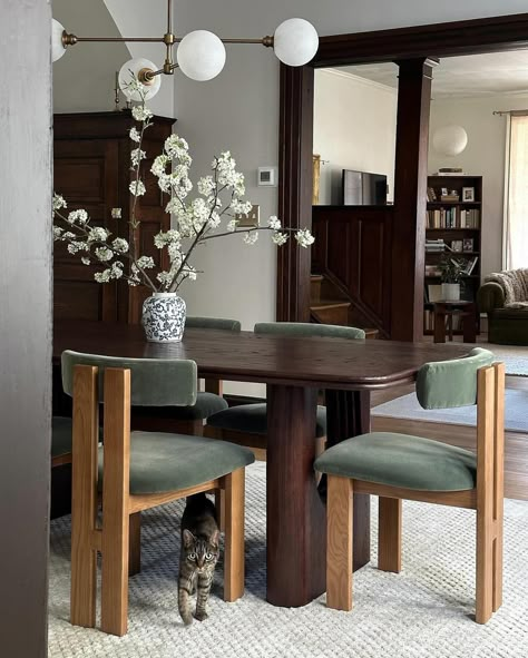 Earthy and elevated, featuring our Alvaro Dining Table 🤎 (via @oldhouseontherox) Antique Dining Table Modern Chairs, Modern Vintage Dining Room, Vintage Modern Decor, Luxury Sofa Living Room, Brown Dining Table, Table Easel, Interior Design Dining, Antique Dining Tables, Open Dining Room