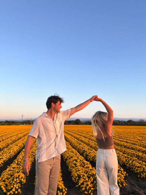 Spinning Couple Picture, College Couple Pictures, 1 Year Anniversary Pictures, Tyler Photoshoot, Couple Photo Poses, Sunflower Field Pictures, Photo Poses Ideas, Aesthetic Oc, Teenage Couples