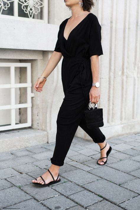 Black Sandal Outfits, Black Minimalist Wardrobe, Black Jumpsuit Outfit Ideas, Black Jumpsuit Outfit Casual, Style Black Jumpsuit, Jumpsuit Outfit Ideas, Black Jumpsuit Outfit, Jumpsuit Outfit Casual, Black Jumpsuits