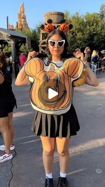 Julia ✨ Theme Park & Travel Writer on Instagram: "I love ludicrously capacious bags 💖🎃 

Mickey Pumpkin tote is from @smallshopafterall 

#disneyland #disneyday #funnydisneymemes #disneyvideos #funnydisney #ludicrouslycapaciousbag #halloweentime #disneylandhalloweentime #disneyhalloweenoutfit #halloweenoutfitdisneyland #falldisneystyle" Modern Day Disney, Disney Princess Outfits, Mickey Pumpkin, Funny Disney Memes, Disney Princess Modern, Disney World Outfits, Disney Gif, Disney Day, Modern Disney