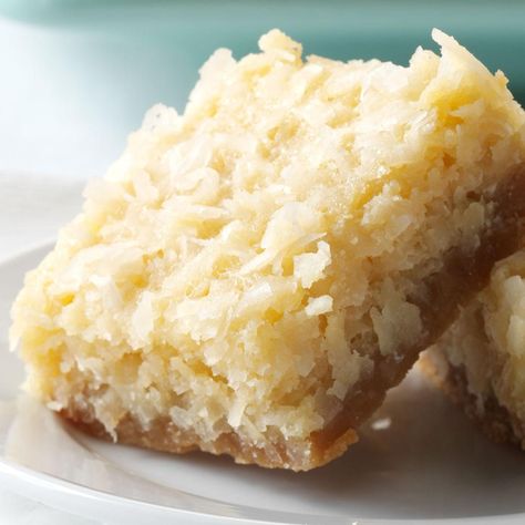 Buttery Coconut Bars, Coconut Bars Recipe, Coconut Dessert, Christmas Desserts Easy, Coconut Desserts, Coconut Bars, Brownie Desserts, Desserts For A Crowd, Cake Bars