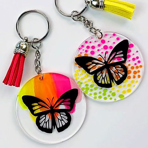 Easy Cricut Joy Keychain Project • Color Made Happy Cricut Joy Projects, How To Make Keychains, Keychain Ideas, Idee Cricut, Keychain Craft, Painted Pots Diy, Acrylic Keychains, Cricut Joy, Diy Mothers Day Gifts