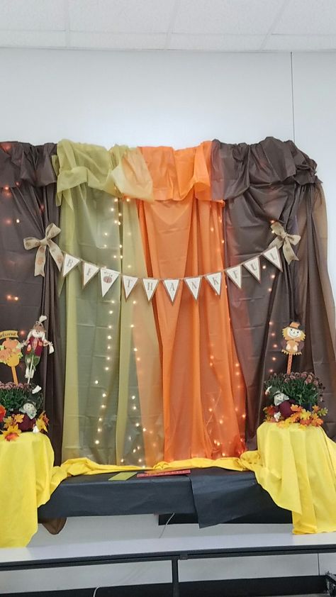 Photo backdrop Thanksgiving Harvest Fest Photo Backdrop, Fall Carnival Photo Backdrop, Thanksgiving Photo Backdrop Ideas, Diy Thanksgiving Backdrop Ideas, Fall Carnival Photo Booth, Easy Thanksgiving Photo Backdrop, Fall School Backdrop, Thanksgiving Decorations For Pictures, Thanksgiving Photo Booth Ideas