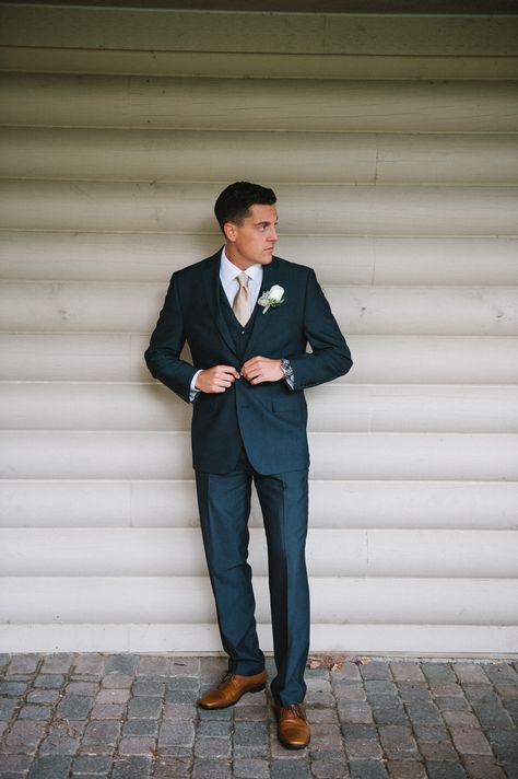 Navy Suit. Wedding suit. Cognac Shoes. Taupe tie. #michiganwedding #meliabellephotography Wedding Outfits Men, Dark Navy Suit, Groom Suit Navy, Outfit Trousers, Cognac Shoes, Navy Groom, Blue Tux, Navy Suit Wedding, Taupe Wedding