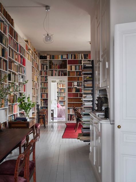 Floor To Ceiling Bookshelves, My Scandinavian Home, All White Room, Earthy Home, Home Library Design, Home Libraries, Artist House, White Room, Home Library