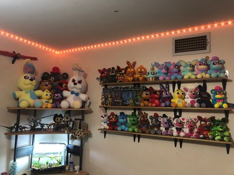 FNAF plush (and a few figures) collection Fnaf Plush Collection, Fnaf Bedroom Aesthetic, Fnaf Bedroom Decor Ideas, Hyperpop Bedroom, Fnaf Bedroom Decor, Fnaf Themed Room, Plush Collection Display, Fnaf Themed Bedroom, Fnaf Bedroom Ideas