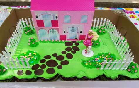 Barbie dream house cupcake cake Barbie Dream House Cake, Barbie Dream House Party, Barbie Bday, Parties Themes, House Cake, Ideas For Parties, I'm A Barbie Girl, Im A Barbie Girl, Barbie Dream House