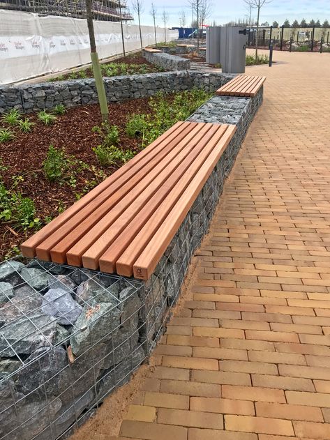 Gabion Wall Design, Gabion Retaining Wall, Gabion Fence, Wall Bench, Gabion Wall, Garden Frame, Wall Seating, Diy Backyard Landscaping, Street Furniture