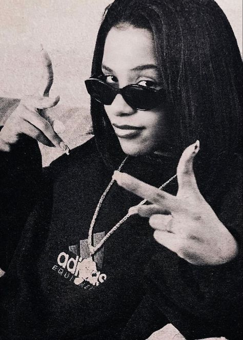 Aaliyah Aesthetic, 90s 2000s Aesthetic, Aaliyah Outfits, Iconic Pictures, Cute Couple Text Messages, Aaliyah Pictures, Hip Hop 90s, Celebrity Selfies, Aaliyah Style