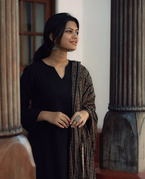 Black Churidar Designs Ideas, Black Churidar Designs, Black Churidar, New Dress Pattern, Black Kurti, Simple Frock Design, Stylish Kurtis Design, Fancy Shirt, Long Gown Design