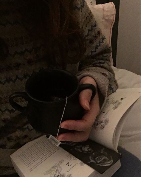 Romanticizing Life, Reading A Book, Rory Gilmore, Downtown Girl, Autumn Vibes, Autumn Aesthetic, Fall Aesthetic, Black Coffee, I Want To Be