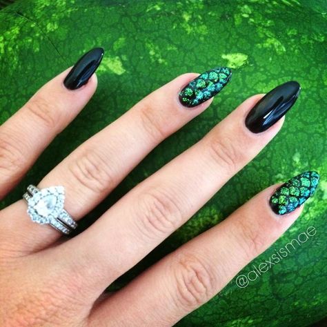 Scale Nails Designs, Mermaid Nails Acrylic Short, Halloween Mermaid Nails, Green Mermaid Nails Design, Goth Beach Nails, Mermaid Scales Nails, Dragon Scales Nails, Mermaid Scale Nails, Black Beach Nails