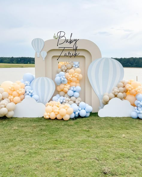 Up In The Air Gender Reveal, Hot Air Balloon Backdrop, Gender Reveal Baby Shower Themes, Hot Air Balloon Party, 1st Birthday Balloons, Baby Boy 1st Birthday Party, Outdoors Birthday Party, Baby Shower Theme Decorations, Gender Reveal Balloons