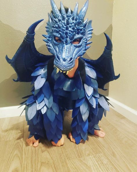 Diy Dragon Costume, Book Week Costume, Dragon Crafts, Dragon Costume, Halloween 2013, Amazing Race, Book Week, Fantasy Costumes, Creative Halloween Costumes