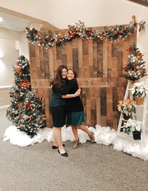 Country Christmas Backdrop, Elegant Christmas Photo Backdrop, Boho Christmas Backdrop, Pallet Christmas Backdrop, Christmas Photography Backdrops Diy, Christmas Backdrops For Photos With Santa, Christmas Wedding Photo Booth, Christmas Photobooth Decoration, Christmas Wedding Photo Backdrop