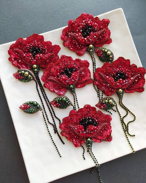 Beaded Flowers Patterns, Hand Beaded Embroidery, Diy Embroidery Designs, Bead Embroidery Tutorial, Bead Embroidery Patterns, Floral Craft, Bead Embroidery Jewelry, Handwork Embroidery Design, Hand Embroidery Art