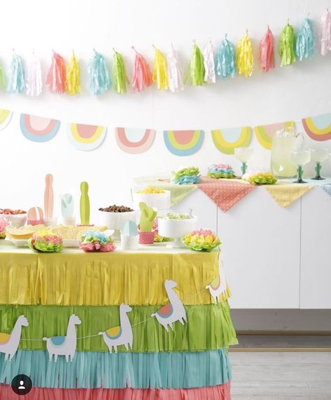 I love this Llama party - See more llama party love on B. Lovely Events Llama Birthday Party Decorations, Birthday Llama, Llama Birthday Party, Llama Party, Tropical Birthday Party, Llama Llama, Fiesta Birthday Party, Girls Birthday Party Themes, Llama Birthday