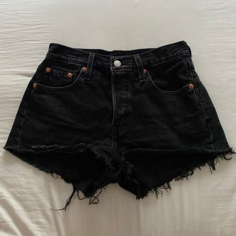 Black 501 Levi shorts Black Shorts Jeans, Black Shorts Aesthetic, Jean Shorts Aesthetic, Black Denim Shorts Outfit, Black Jean Shorts Outfit, Denim Black Shorts, Black Jeans Shorts, Cute Black Shorts, Black Levi Shorts