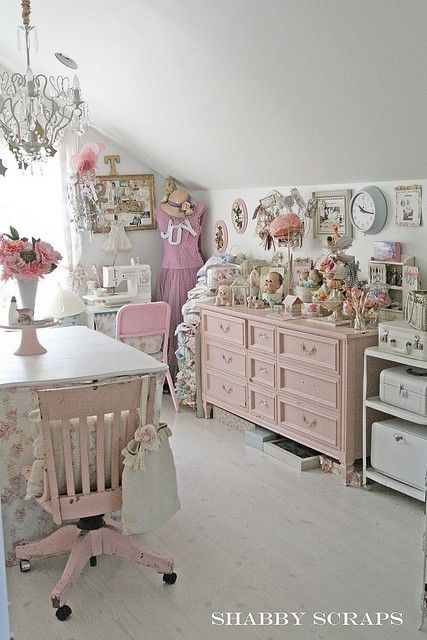 Shabby Chic Craft Room, Shabby Sheek, Shabby Chic Decorating, Zimmer Diy, Pink Furniture, Decoration Shabby, Dream Craft Room, Shabby Chic Dresser, Shabby Chic Crafts