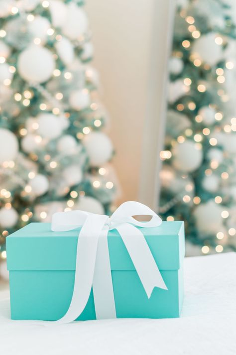 Using Tiffany Boxes in Christmas Decor Tiffany Blue Christmas Tree, Tiffany Blue Christmas, Unique Christmas Tree Themes, Unique Christmas Trees Themes, Tiffany Christmas, Original Christmas Tree, Aqua Christmas, White Christmas Tree Decorations, Turquoise Christmas