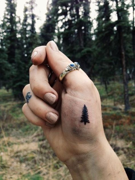 24 Tattoos So Tiny Even Your Mom Won't Hate Them Henna Motive, Hanna Tattoo, Tattoo Main, Pine Tattoo, A Small Tattoo, Le Tattoo, Pine Tree Tattoo, Tattoo Henna, Cool Small Tattoos