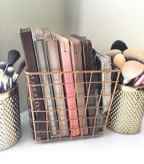 Keep all your makeup palettes on display and within reach by storing them in cool copper wire baskets on your vanity. Diy Makeup Organizer, Rangement Makeup, Penyimpanan Makeup, Make Up Storage, Makeup Vanities, Makeup Organization Vanity, Nail Polish Bottles, Vanity Organization, Salon Interior Design