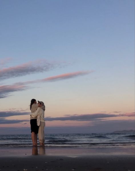 Wlw Soft Launch Aesthetic, Wlw Beach, Wlw Soft Launch, Picture Inspo Aesthetic, Wlw Couple, Rich Couple, Soft Launch, Couple Picture, Physical Intimacy