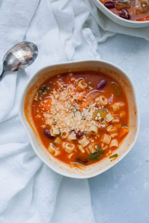 Fall is just around the corner which means it’s soup season! You won’t need to slave over this one all day though, this quick minestrone soup is packed with veggies and flavor and can be made quickly. This classic soup is hearty and satisfying. 30 Minute Soup Recipes, Easy Minestrone Soup, Easy Minestrone, Minestrone Soup Easy, Easy Dinner Desserts, Minestrone Soup Recipe, Fall Soup, Crockpot Soup Recipes, Best Soup Recipes