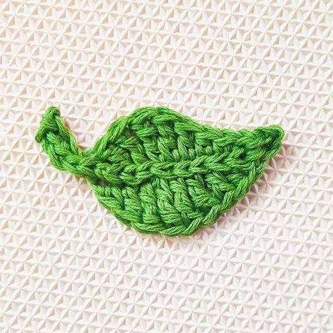 One More Row - Free Crochet Link Party #43 Loops & Love Crochet Crochet A Leaf, Loops And Threads Yarn, Leaf Applique, Crochet Leaf, Crochet Wreath, Crochet Leaf Patterns, Leaf Patterns, Crochet Leaves, All Free Crochet