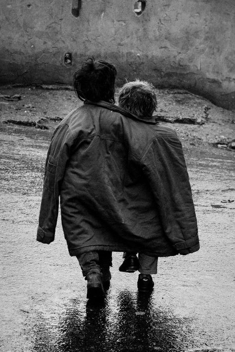 Friendship Photography, Fotografi Vintage, Black And White Photograph, Walking In The Rain, Photo Vintage, Poor People, Black And White Aesthetic, Black N White, 인물 사진