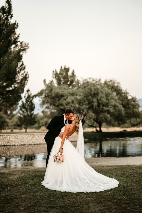 Wedding Photos Sitting Down, Kissing Photo Wedding, Bride And Groom Inspo Pics, Wedding Photos Sitting, End Of Isle Kiss Wedding, Bride And Groom Pictures Poses, Wedding Kiss Pose At Alter, Groom And Bride Poses, Wedding First Kiss Pose