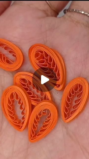 Quilling Pumpkin Patterns, How To Use Quilling Tools, Quilling Shapes How To Make, Quilling Comb Flowers, Quilling With A Comb, How To Make Quilling Flowers, Quilling Images Free Pattern, Quilling Comb Techniques, Thanksgiving Quilling Ideas