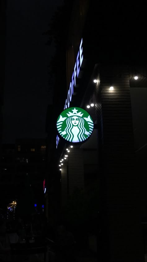 Foto Starbucks Aesthetic, Wallpaper Starbucks, Aesthetic Starbucks Pictures, Starbucks At Night Aesthetic, Starbucks Place Aesthetic, Asthetic Starbucks Pics, Starbucks Pictures, Night Rides Snapchat, Starbucks Wallpaper