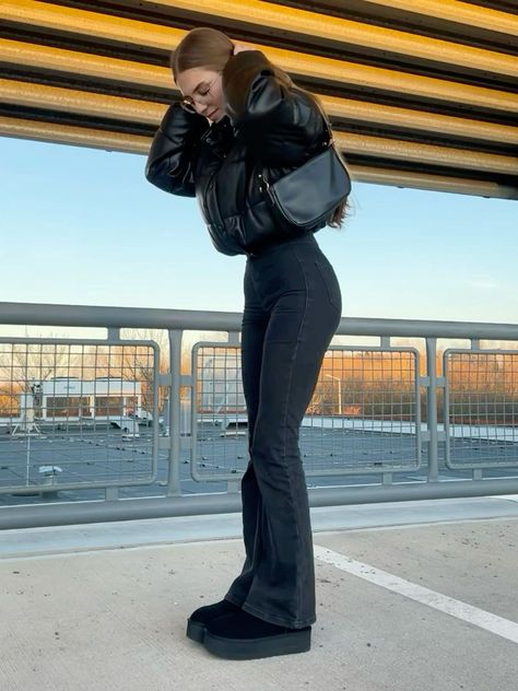 Black Uggs Fit, Puffer Black Jacket Outfit, Mini Black Uggs Outfit, Black Winter Boots Outfit, Black Puffer Jacket Outfit Aesthetic, Uggs Black Outfit, Black Ultra Mini Uggs Outfit, Winter Outfits With Puffer Jacket, Outfit With Black Uggs