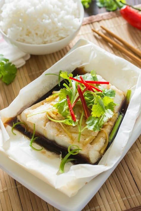 Chinese Steamed Fish, Steamed Fish Recipes, Asian Fish, Oven Baked Fish, Chinese Fish, Fish Recipes Baked, Steamed Fish, Chinese Food Recipes, Food Seafood