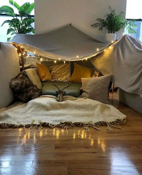 Easy 5 Step Guide on How to Make a Fort in the Living Room - StoryNorth How To Make A Couch Fort, Living Room Fort Date Night, Living Room Fort For Adults, Valentine Sleepover, Fort Ideas Indoor, Couch Fort, Sleepover Fort, Living Room Fort, Sofa Fort