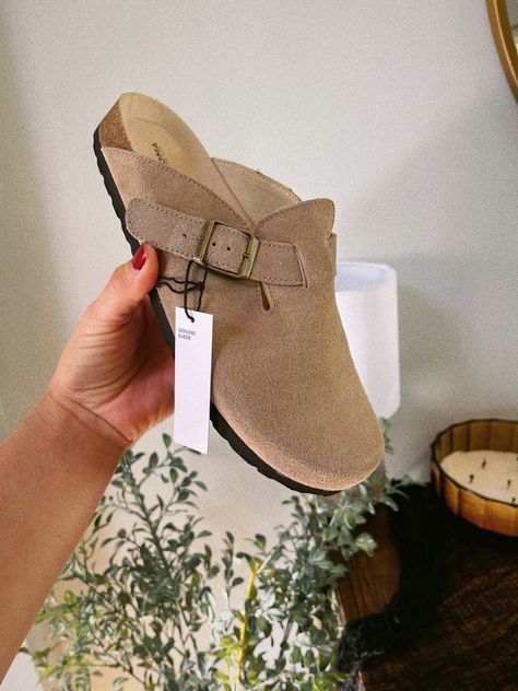 Birkenstock Boston Clog Taupe, Suede Clogs Outfit, Clog Outfit Fall, Clarks Clogs, Boston Clogs Outfit, Clog Outfits, Taupe Outfit, Clogs Birkenstock, Clogs Outfits