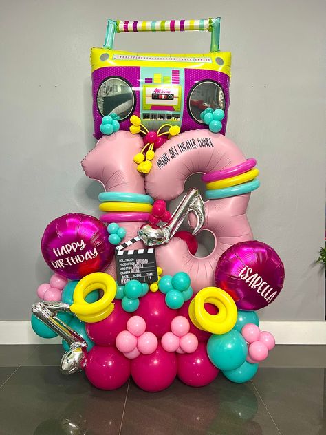 Music themed balloon bouquet Tik Tok Balloon Bouquet, Music Theme Balloon Decoration, Roller Skating Balloon Garland, Music Balloon Bouquet, 10 Balloon Bouquet, Guitar Balloon Sculpture, Music Birthday, Number Balloons, Music Themed